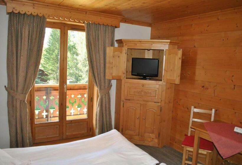 חדר משפחתי, Oustalet