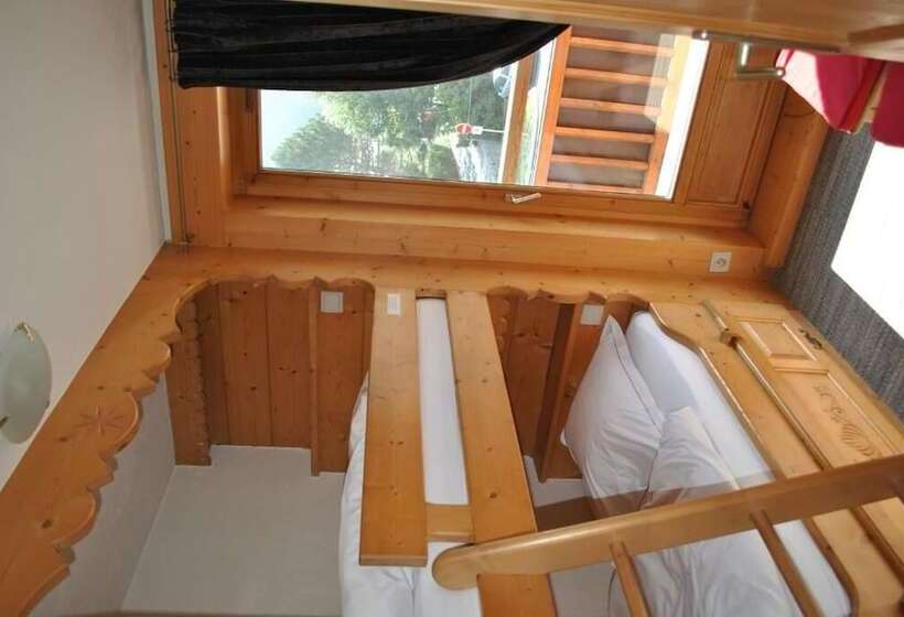 חדר משפחתי, Oustalet