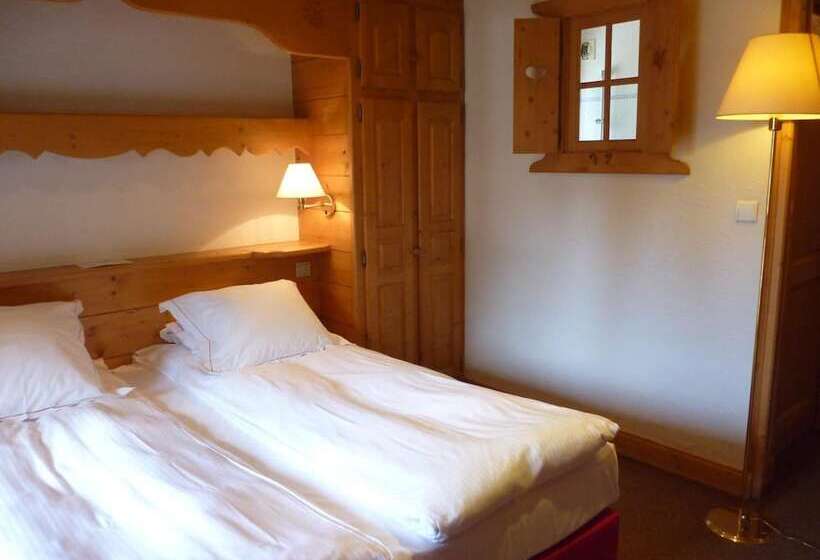 חדר משפחתי, Oustalet