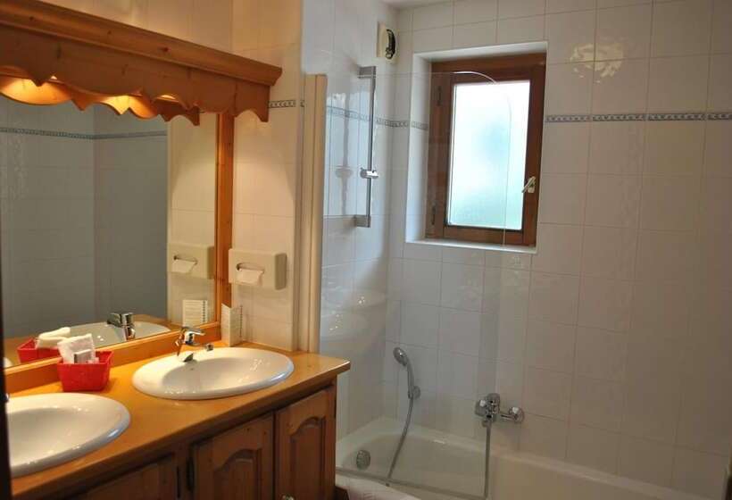 חדר משפחתי, Oustalet