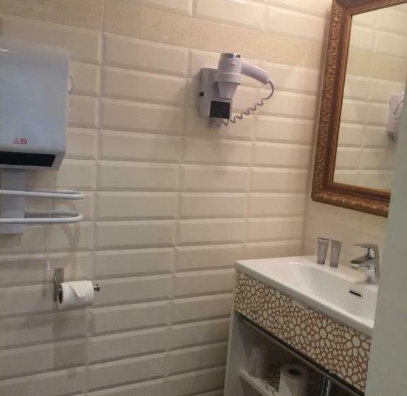 اتاق استاندارد سه نفره, Restaurant Edmond's