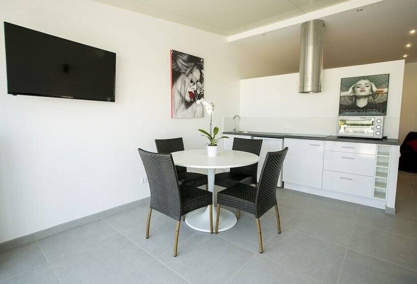 غرفة قياسية مطلّة علي البحر مزوَّدة بتراس, Le Grand Large Bord De Mer Hotel & Appartements