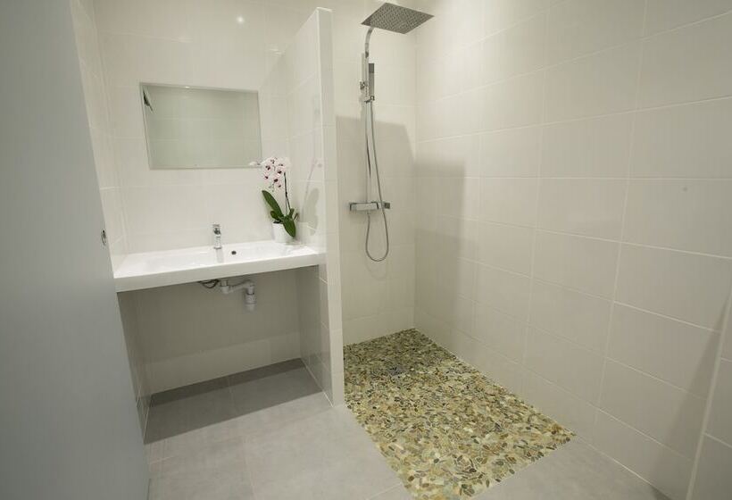 غرفة قياسية مطلّة علي البحر مزوَّدة بتراس, Le Grand Large Bord De Mer Hotel & Appartements