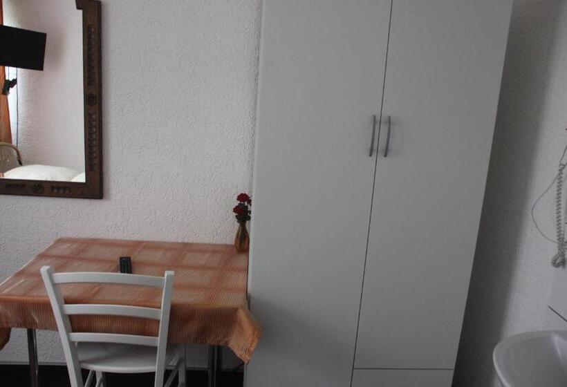 اتاق استاندارد یک تخته با سرویس بهداشتی مشترک, Airport Hotel Zum Taubengrund