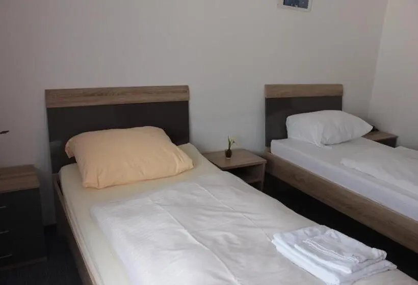اتاق استاندارد سه نفره, Airport Hotel Zum Taubengrund