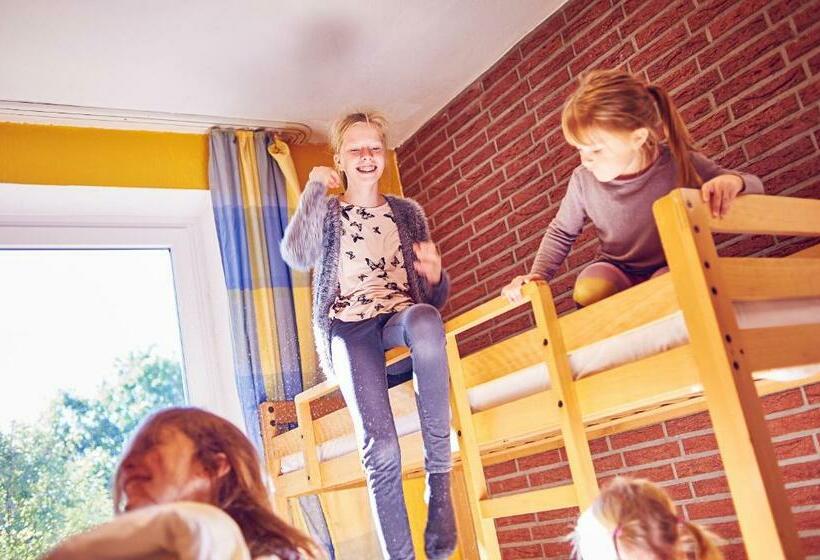 חדר סטנדרט לשלושה עם חדר אמבטיה משוף, Djh Jugendherberge Hagen