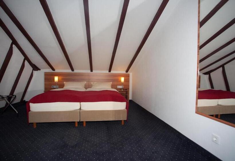 Полулюкс, Knaus Am Hafen