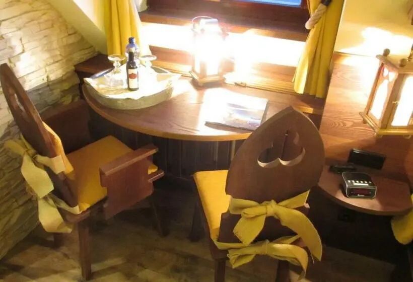 レイクビュースタンダードルーム, Mittelalterhotel Gästehaus Rauchfang