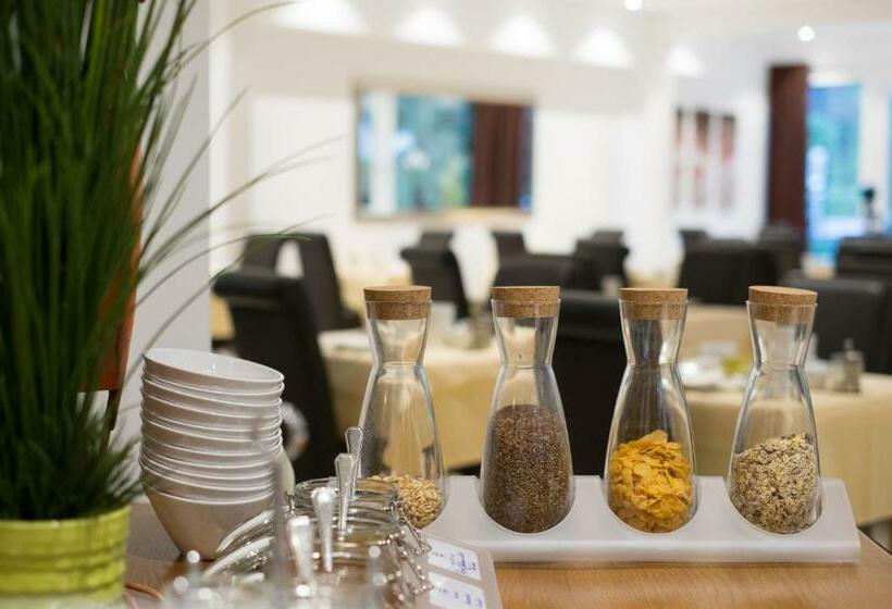 标准单人间, Nora