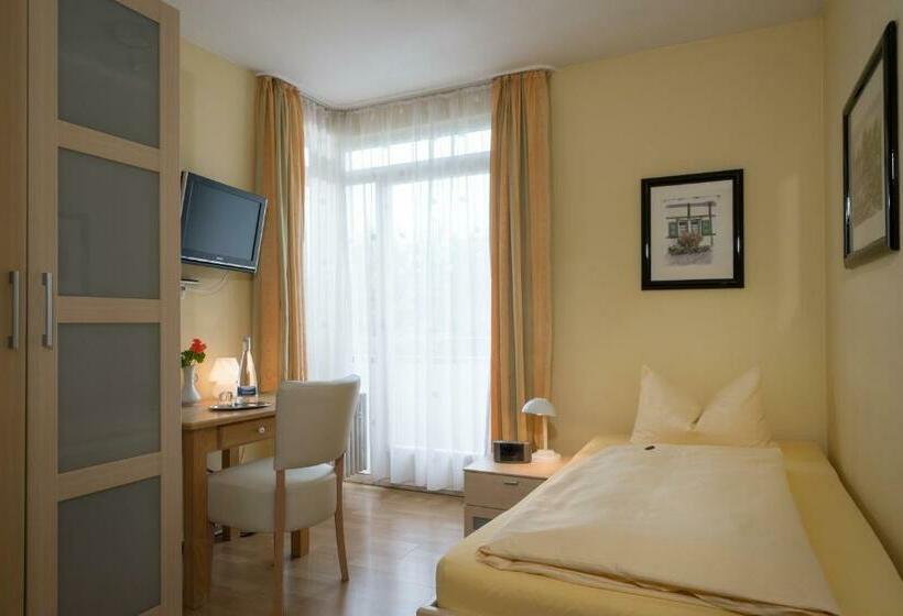 标准单人间, Nora