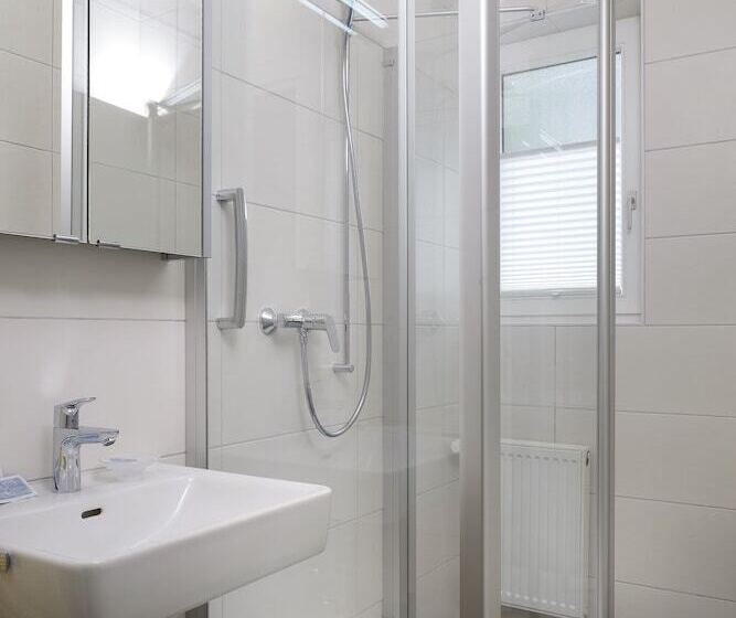 标准单人间, Nora