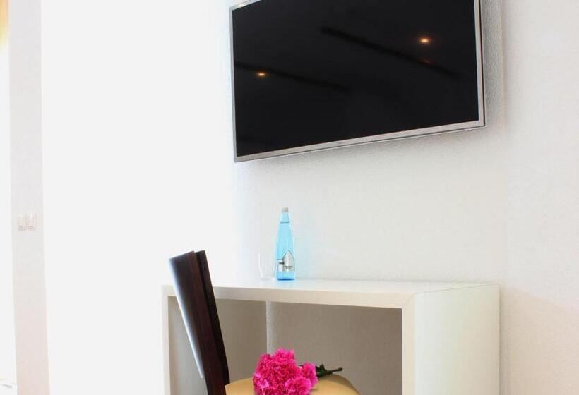 1 Bedroom Apartment River View, R & J