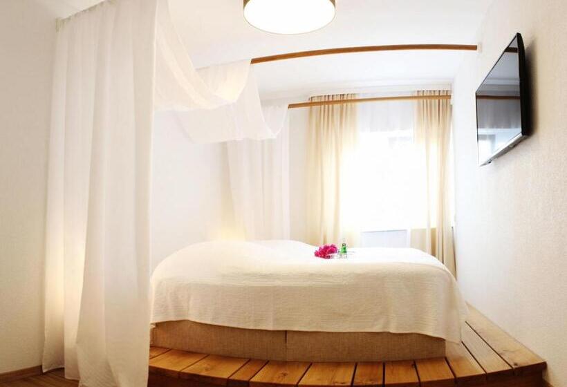 1 Bedroom Apartment River View, R & J