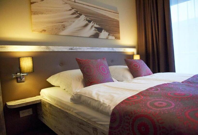 سوییت جونیور با چشم‌انداز دریا, Strand No.1