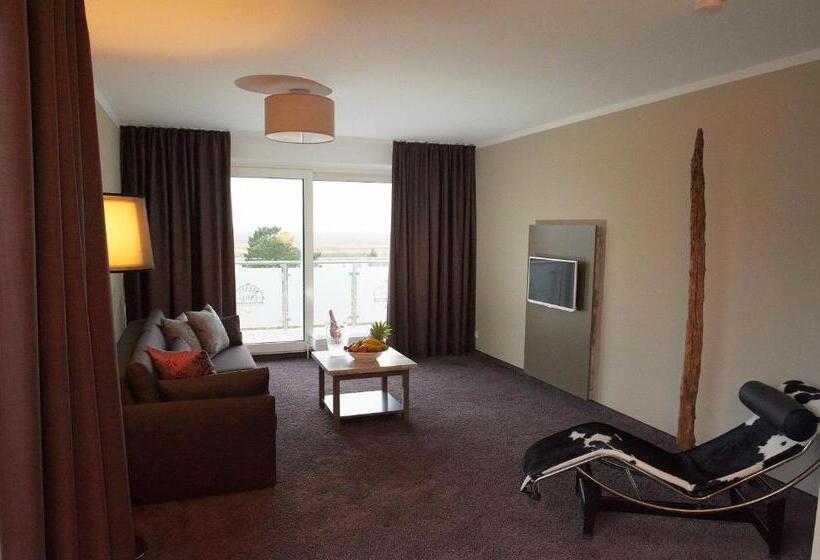 سوییت جونیور با چشم‌انداز دریا, Strand No.1