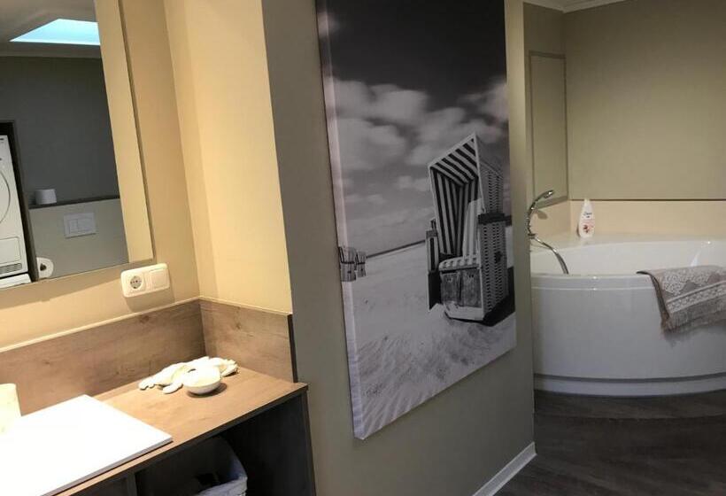 سوییت جونیور با چشم‌انداز دریا, Strand No.1