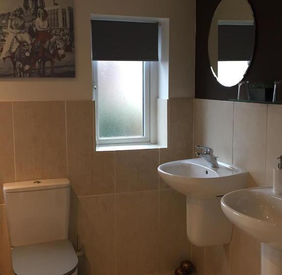 جناح عائلي, Esjays At Knowles House