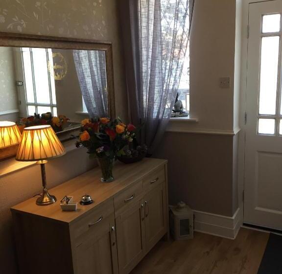 جناح عائلي, Esjays At Knowles House