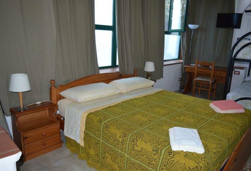 חדר סטנדרט לארבעה, B&b Il Giardino Segreto