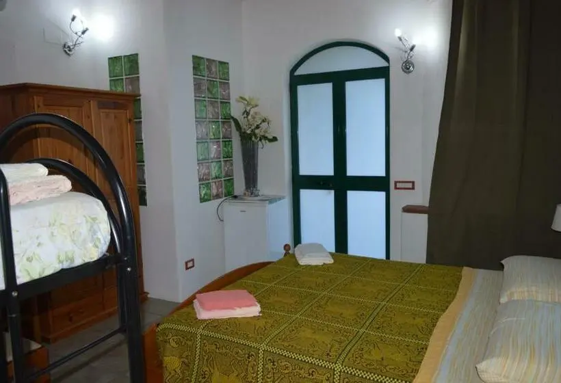 Standard Neljän Hengen Huone, B&b Il Giardino Segreto