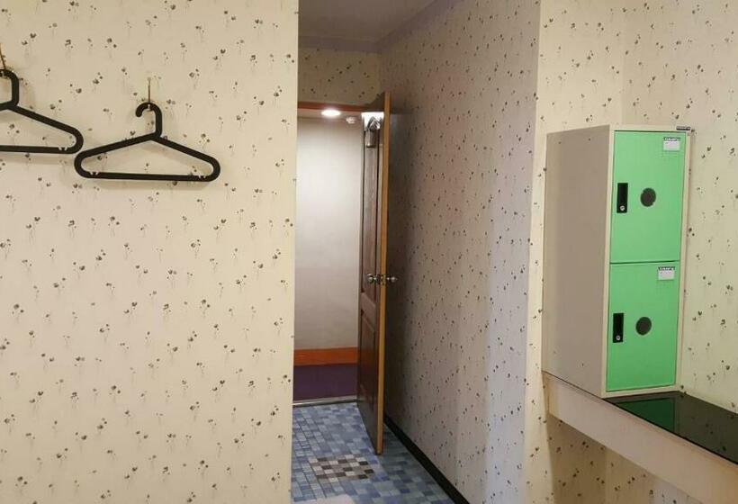 اتاق استاندارد با سرویس بهداشتی مشترک, Ryhan