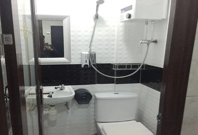 اتاق استاندارد سه نفره, Hi Inn