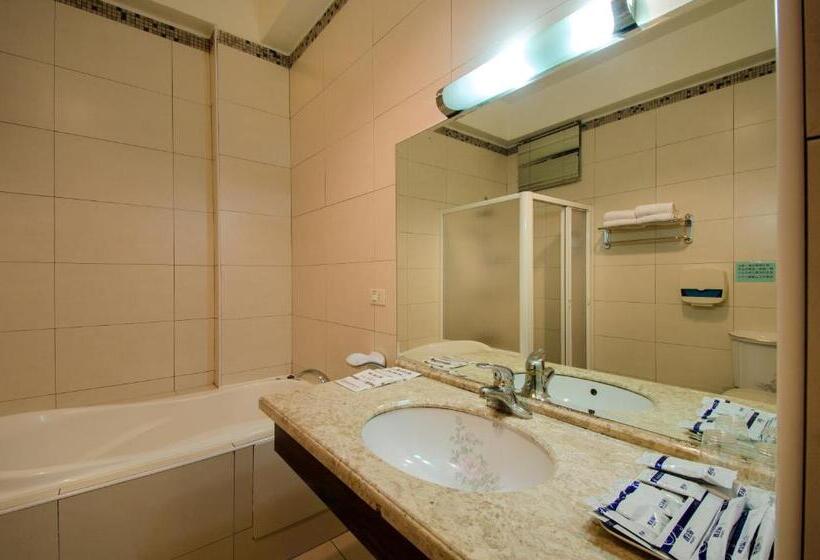 Economy Quadruple Room, Wogo