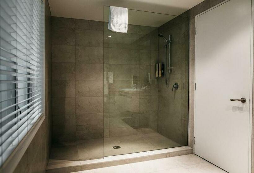 エクゼクティブワンルーム, The Grange Motel