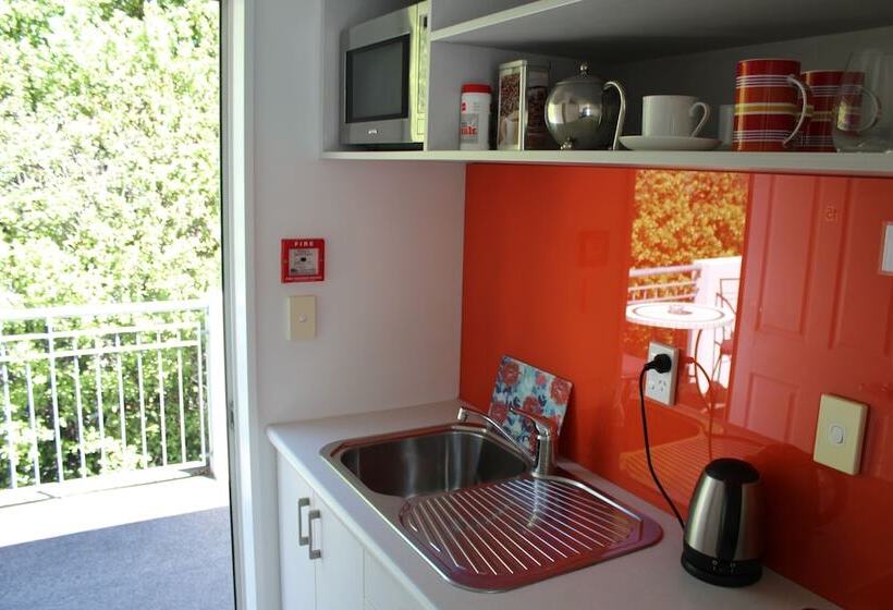 スタンダードスタジオ, The Grange Motel