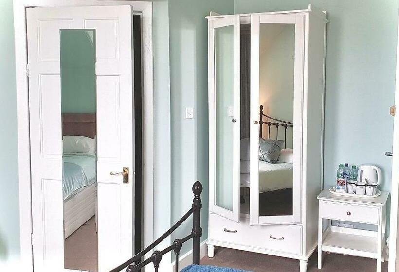 חדר משפחתי, Dawn Break Guest House