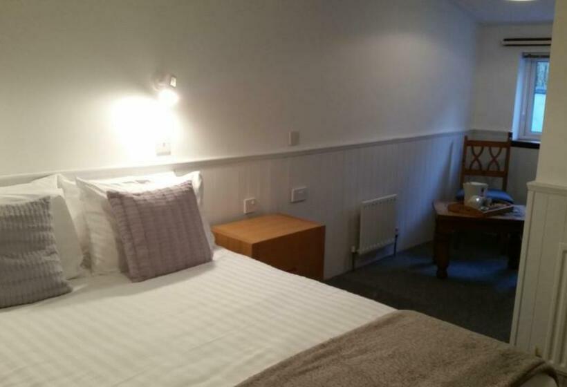 חדר סטנדרט, Halfway House