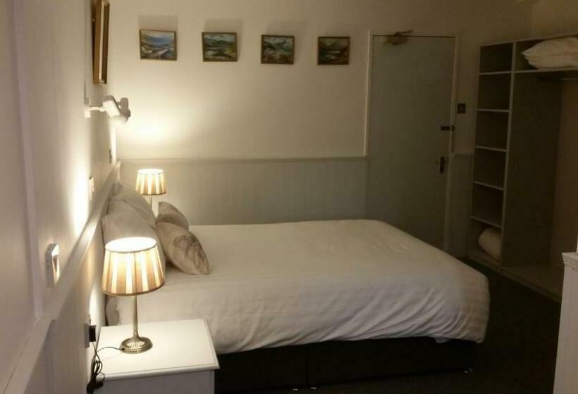 חדר סטנדרט, Halfway House