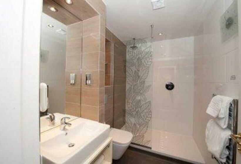 패밀리 룸, The Queen Hotel Wetherspoon