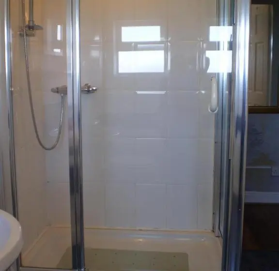 Economy Triple Room, Sportsmans Lodge Bed And Breakfast