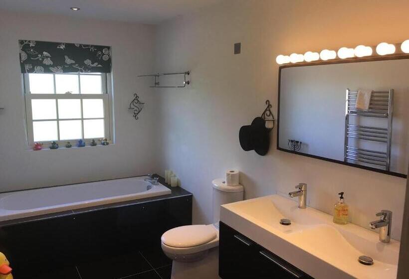 חדר בסיסי, The Rocks B&b