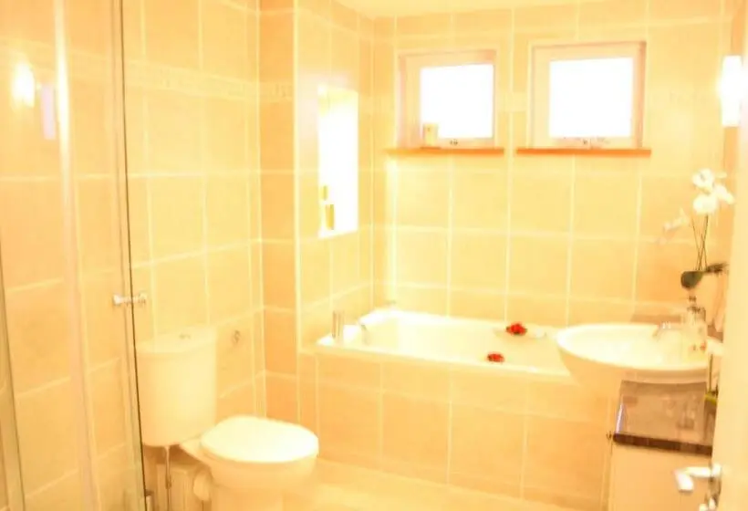 スイート, Ayrs And Graces Luxury Bed And Breakfast