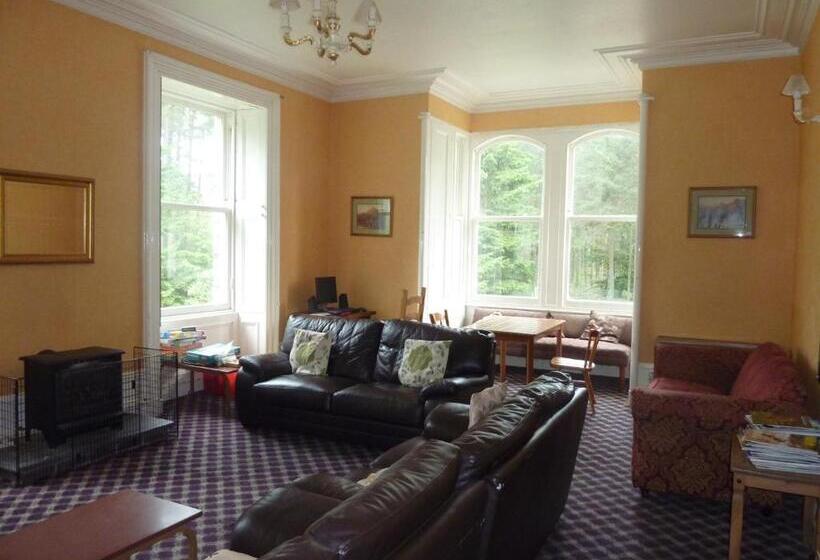 חדר סטנדרט לשלושה עם חדר אמבטיה משוף, Braemar Youth Hostel