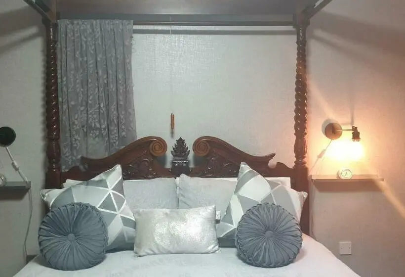 Perhehuone, Castle Lodge   Brecon Beacons Accommodation