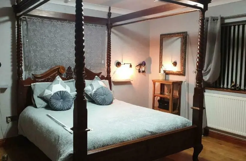 Perhehuone, Castle Lodge   Brecon Beacons Accommodation