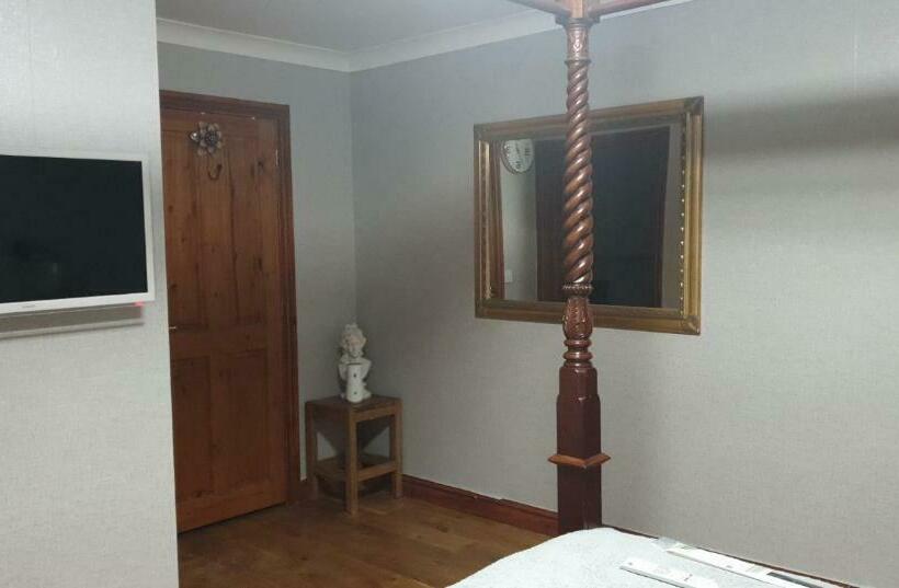 Семейный Номер, Castle Lodge Brecon Beacons Accommodation