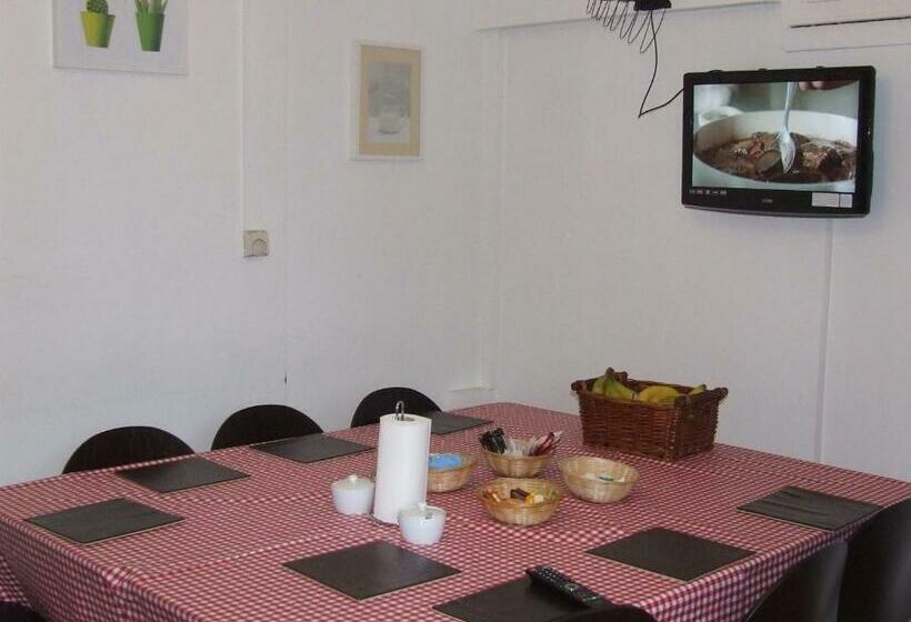 Standard Room Shared Bathroom, Cedars House