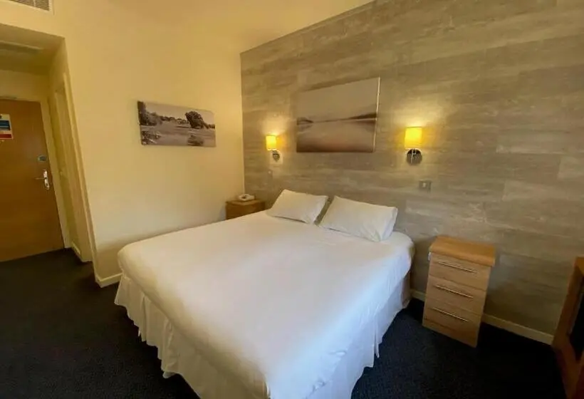 Standard Yhden Hengen Huone, Dudsbury Golf Club   And Spa
