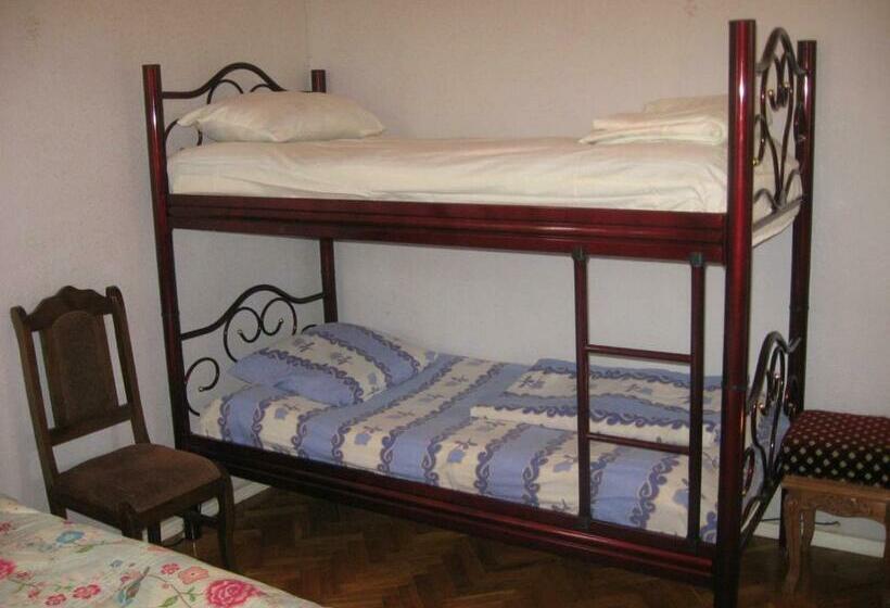 اتاق خانوادگی, Hostel Temuri