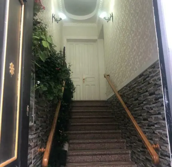 اتاق لوکس خانوادگی, Hostel Temuri