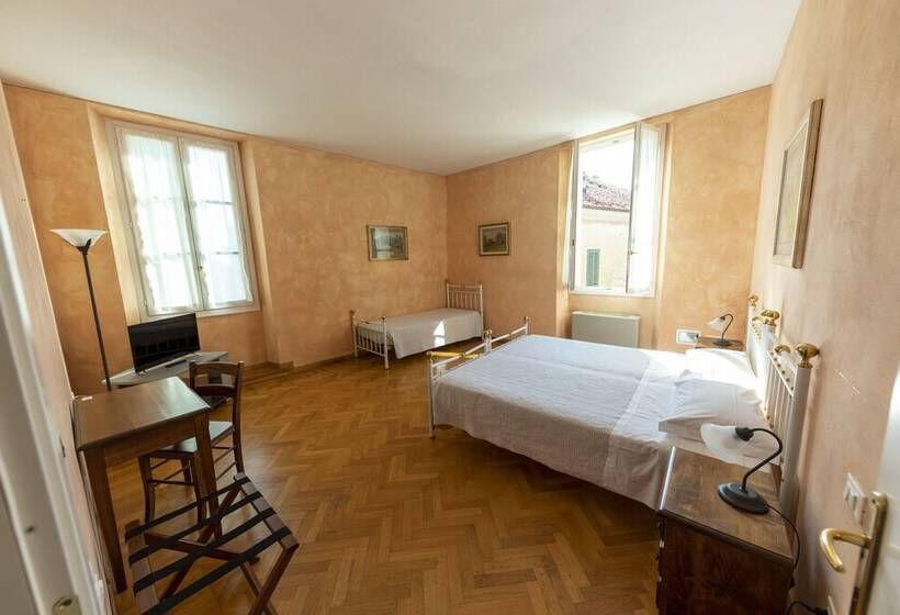 غرفة قياسية ثلاثية, Albergo Dell Academia