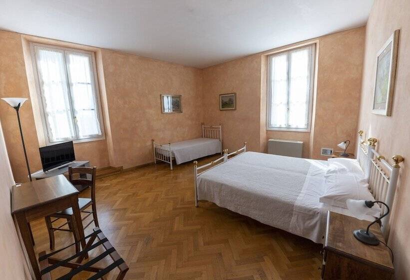 غرفة قياسية ثلاثية, Albergo Dell Academia