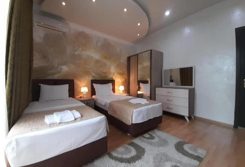 سوئیت با بالکن, Royal Palace