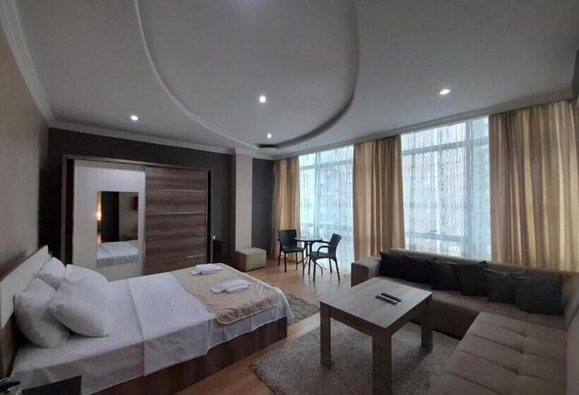 سوئیت با بالکن, Royal Palace