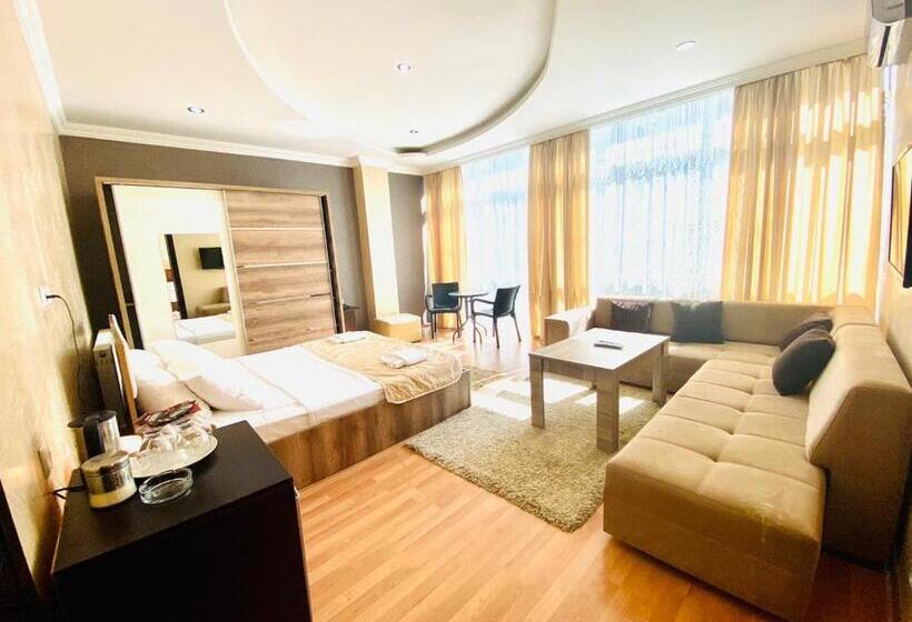 سوئیت با بالکن, Royal Palace