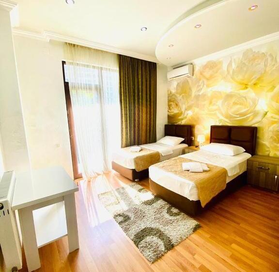 سوئیت با بالکن, Royal Palace